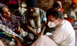 Rahul, Priyanka Gandhi meet family of deceased farmers in