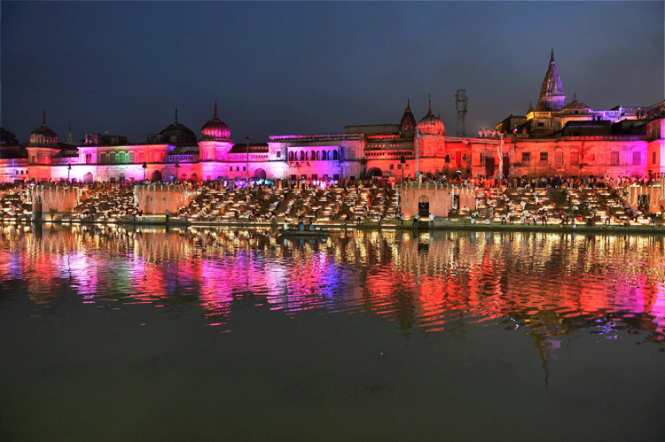 'Deep Mahotsav' in Ayodhya: 1.7 lakh earthen lamps welcome Ram, Sita ...