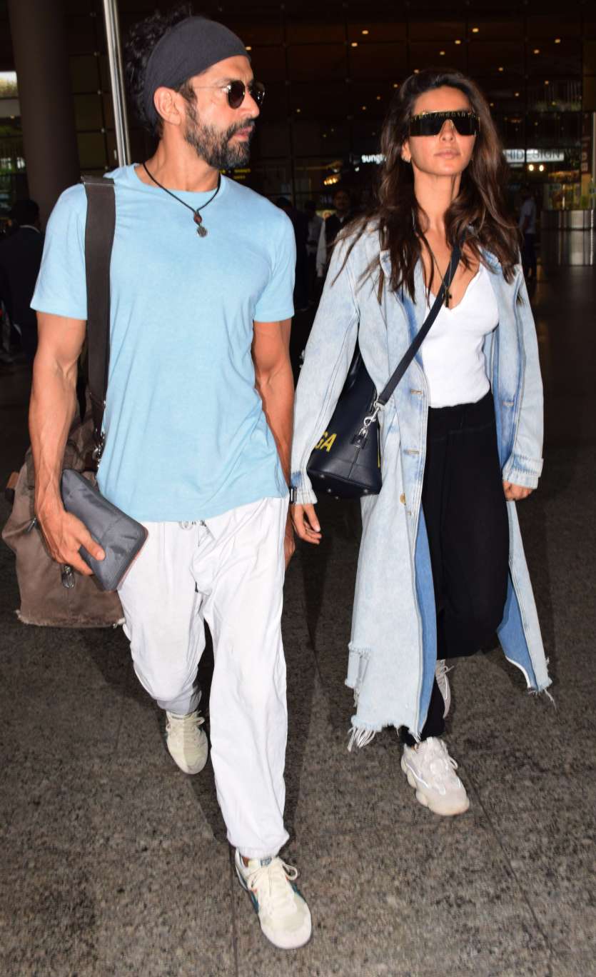 Farhan Akhtar walks hand-in-hand with girlfriend Shibani Dandekar as ...