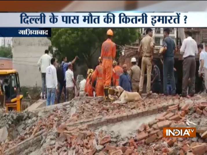 NDRF team is trying to rescue the trapped people from the